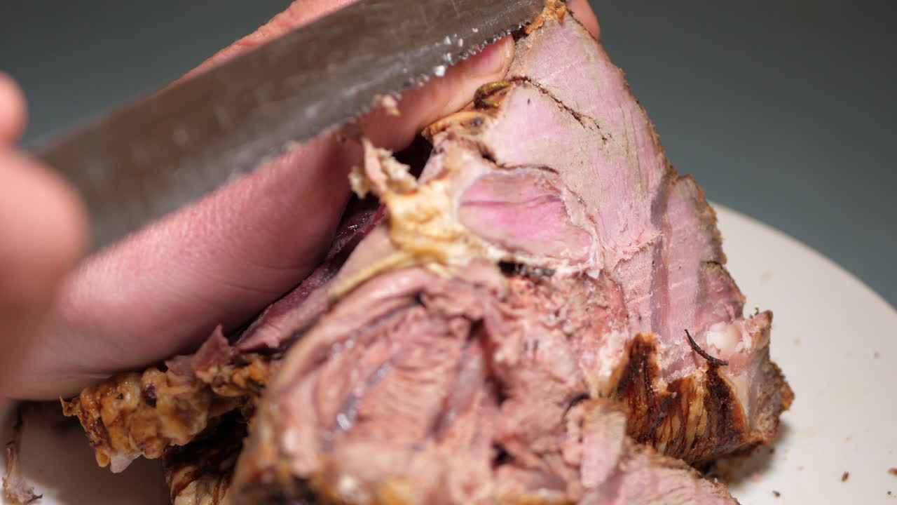 pierna de cordero asada tallada