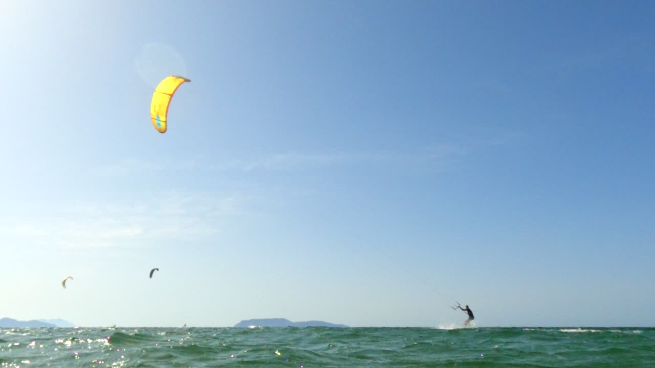 kite surf practicando kitesurf por concepto deportivo y estilo de vida saludable