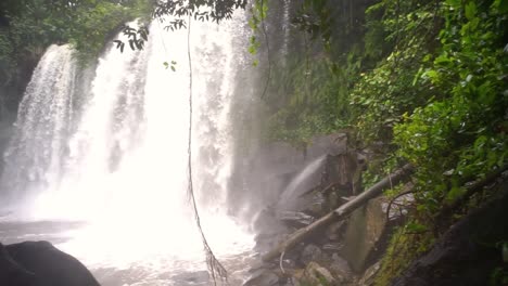 Cascada-De-La-Montaña-Kulen-En-Asia