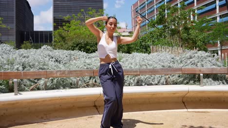 mujer bailando al aire libre