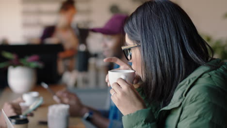 Grupo-De-Jóvenes-Amigos-Bebiendo-Café-En-Una-Cafetería-Socializando-Disfrutando-De-Un-Relajante-Restaurante-Tienda-Diversos-Estudiantes-Pasando-El-Rato