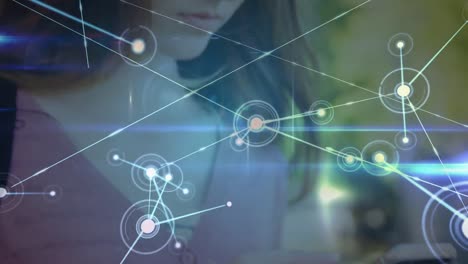 animación de la red de conexiones sobre las mujeres que usan teléfonos inteligentes