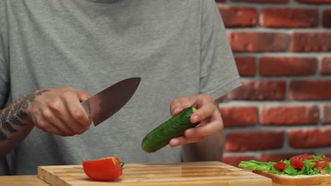 haciendo un sándwich con pepino y tomate