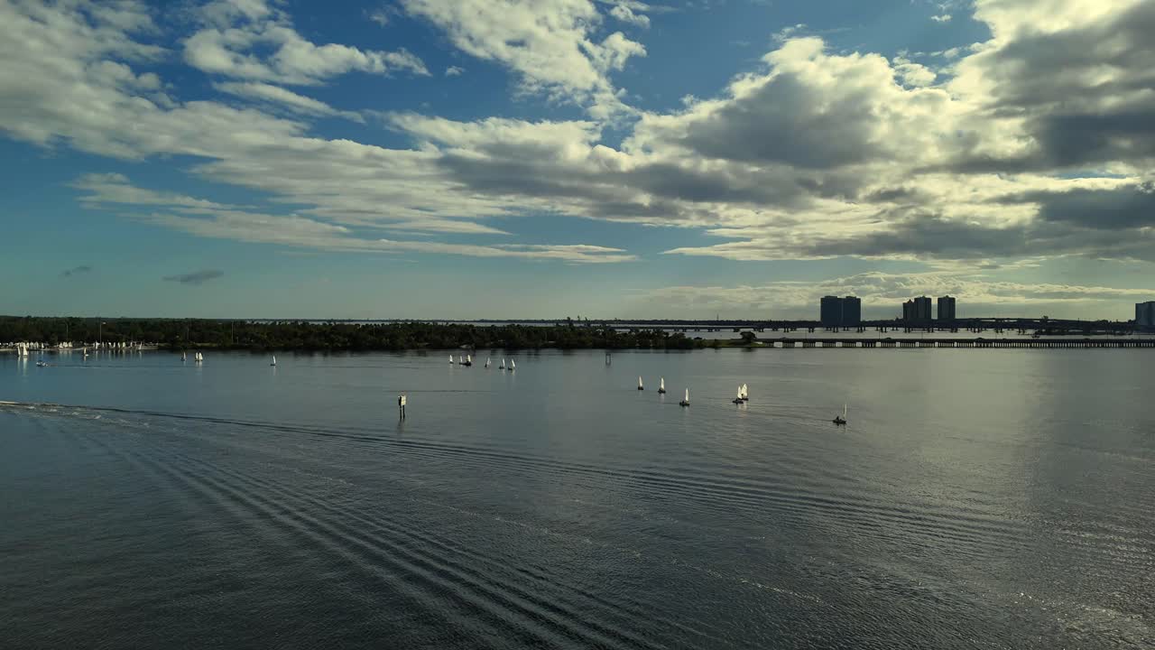 플로리다의 피트 마이어스에서 경주하는 작은 세일보터의 공중 접근