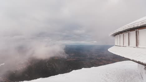 Sniezka-mount-timelapse,-cloudy-weather,-clouds-flow-through-the-mountain