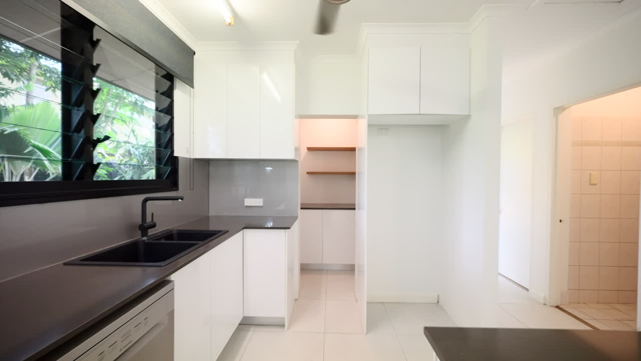 현대적 인 부 집 내부와 함께 걸어서 창고