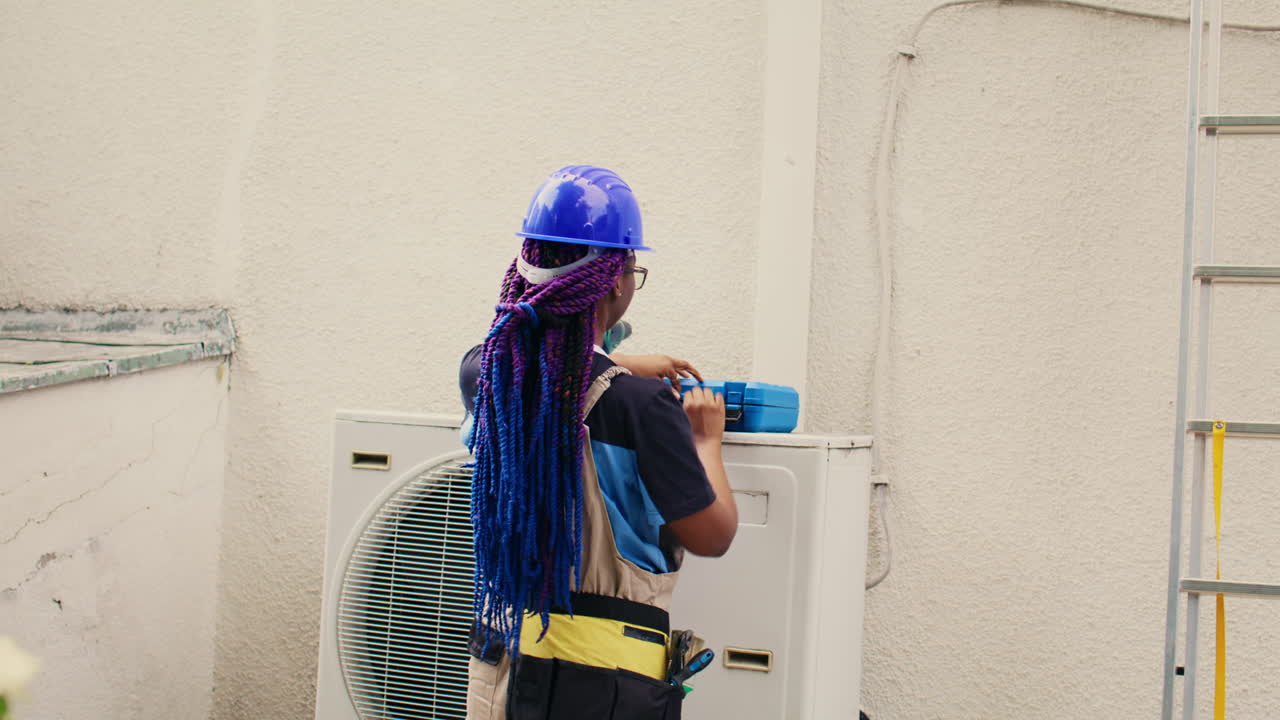 ремонтник начинает техническое обслуживание системы hvac