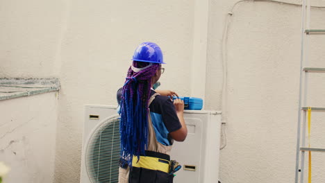 el reparador comienza el mantenimiento del sistema hvac.