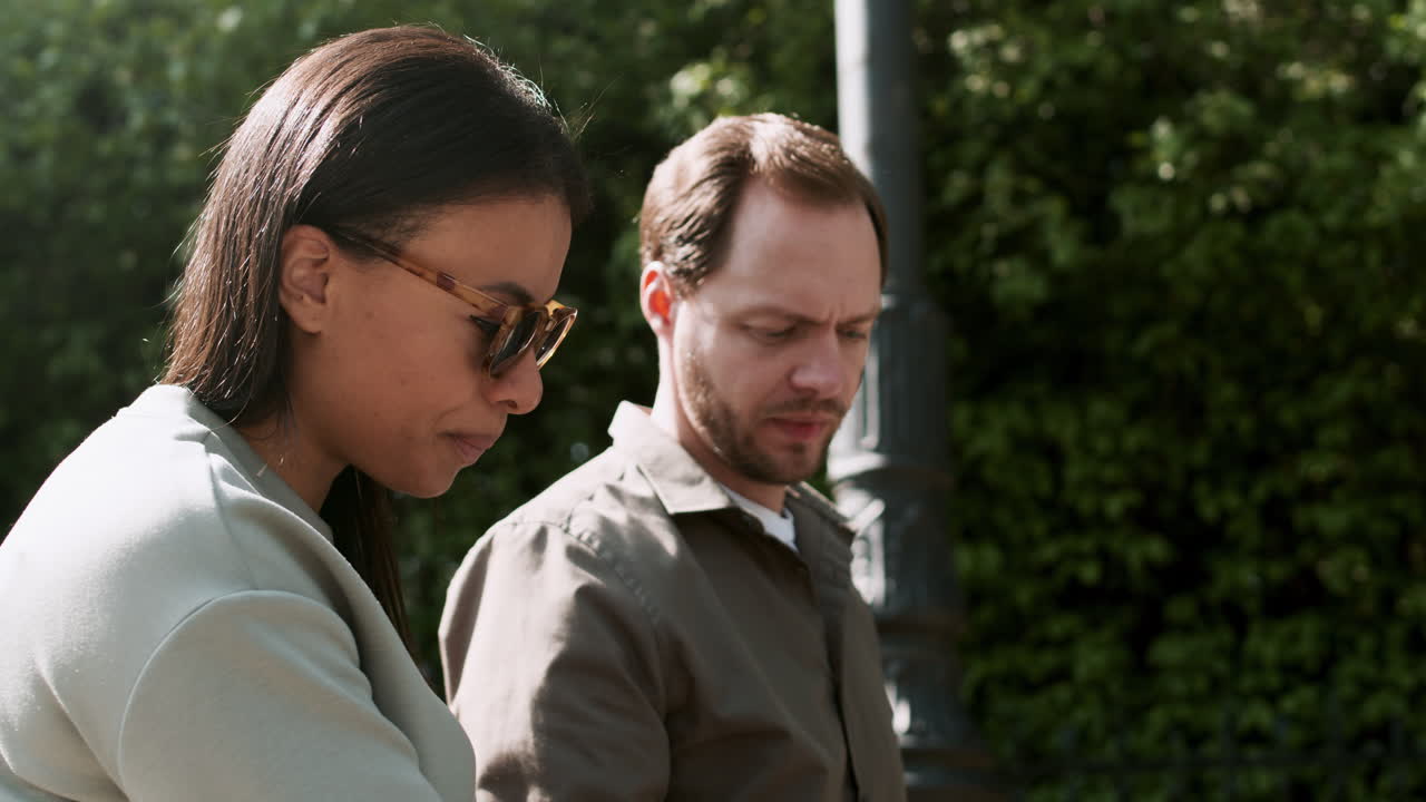 открытие капота автомобиля во время урока вождения