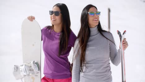 dos jóvenes atractivas con sus snowboards