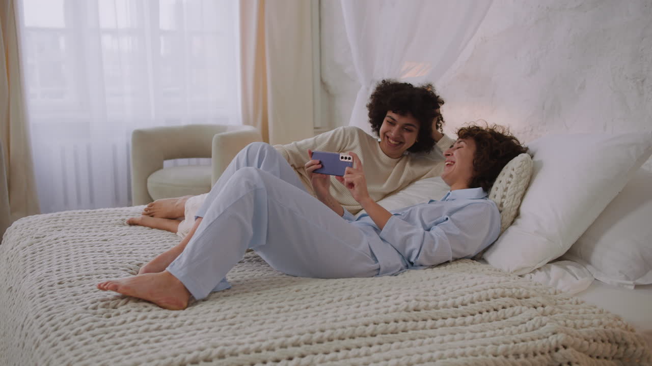 침대에 누워있는 사랑스러운 커플