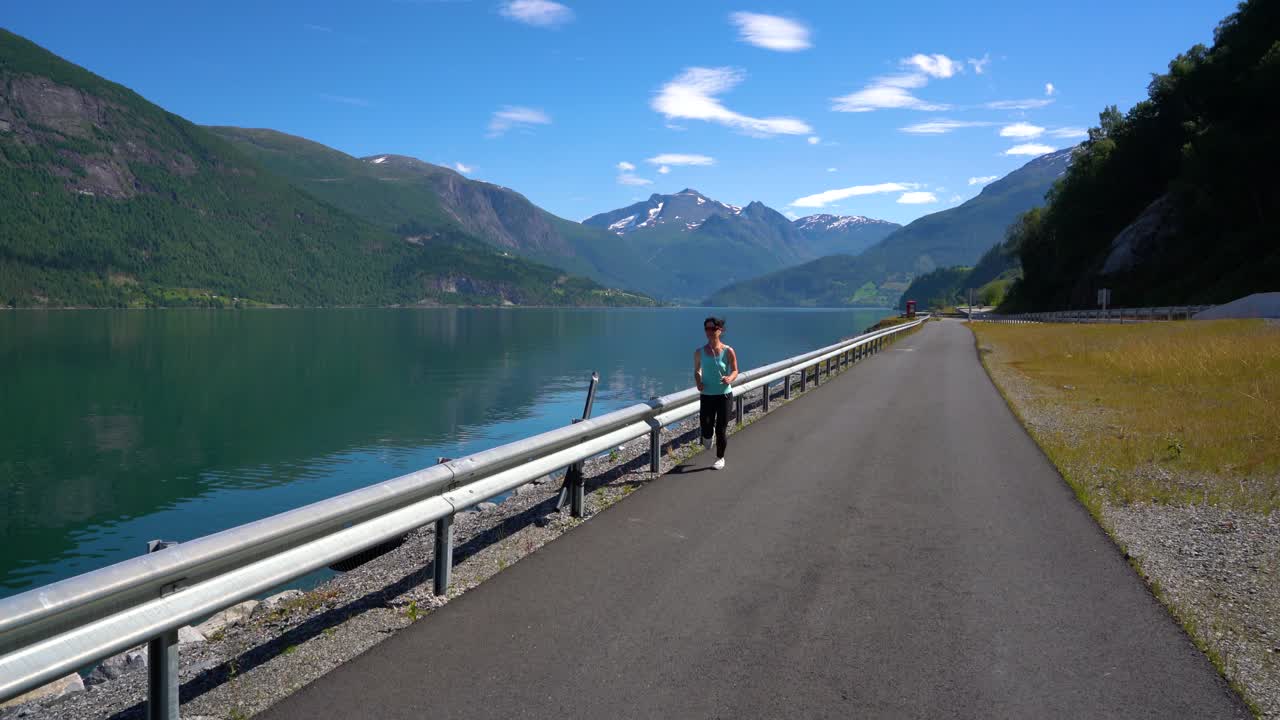 mujer corriendo al aire libre
