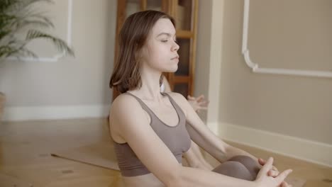 mujeres practicando yoga