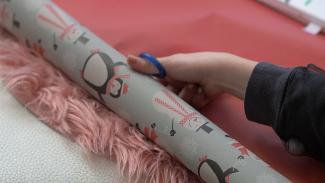 펭귄과 가위로 공예 종이를 자르는 귀여운 소녀