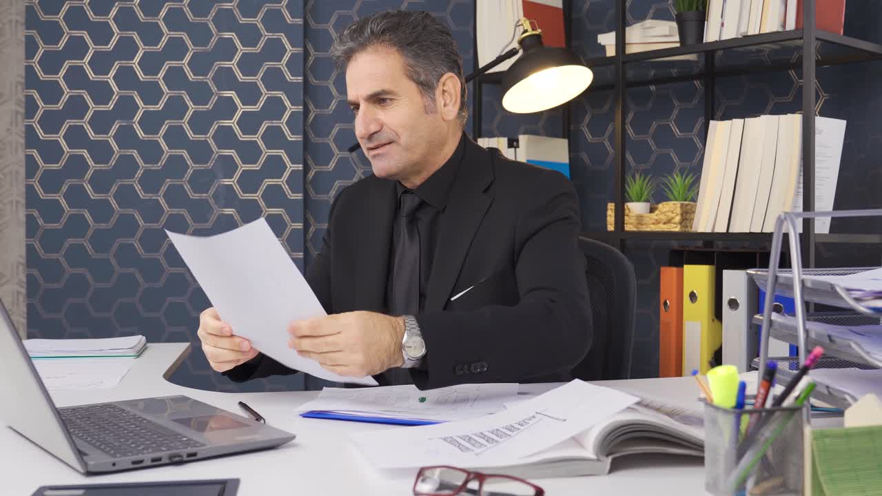 L'uomo d'affari vincente è felice e si rallegra
