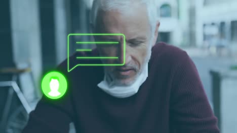 animación del perfil, icono de mensaje sobre hombre mayor caucásico con máscara usando teléfono en cafés al aire libre