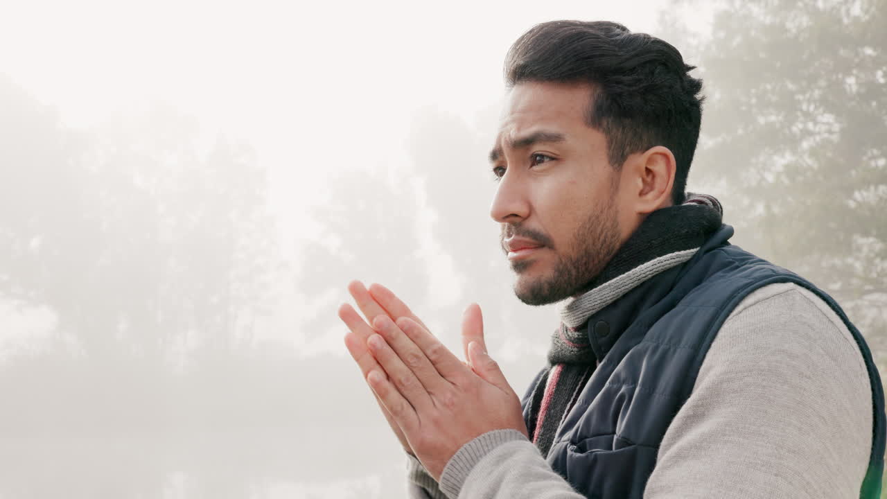 겨울, 사람과 안개와 함께 자연에서 손을 문지르고