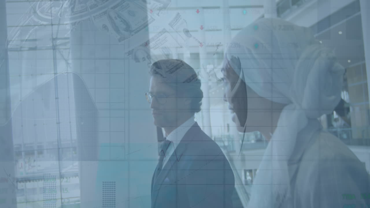 사무실에서 걸어다니는 다양한 사업가들에 대한 금융 그래프의 애니메이션