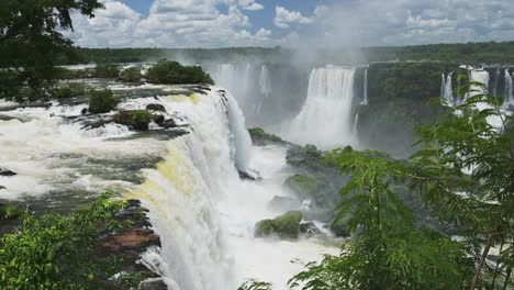 iguazu wasserfall in brasilien, riesiges wasserfall tal versteckt in einem großen grünen dschungel, erstaunliche natur landschaft von wasserfällen fallen auf grünen felsboden in iguacu falls, südamerika