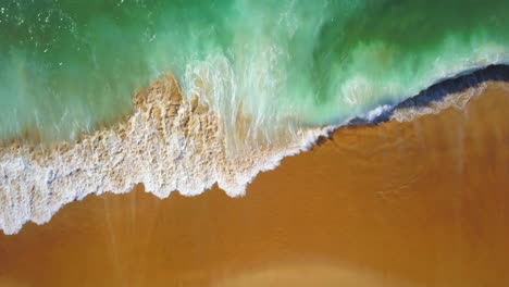 Cinematográfico-Aéreo-Drone-Mirando-Hacia-Abajo-Impresionante-Azul-Agua-Arena-Dorada-Playa-Costa-Mañana-Surf-Enorme-Olas-Vidriosas-Rompiendo-Oleaje-Hermosa-Hossegor-Seignosse-Francia-Biarritz-País-Vasco