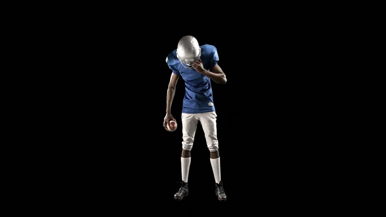 Giocatore di football americano che guarda l'obbiettivo