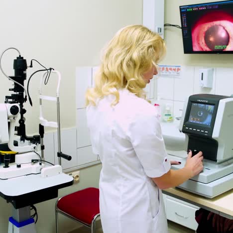 optometrista examinando a una paciente femenina