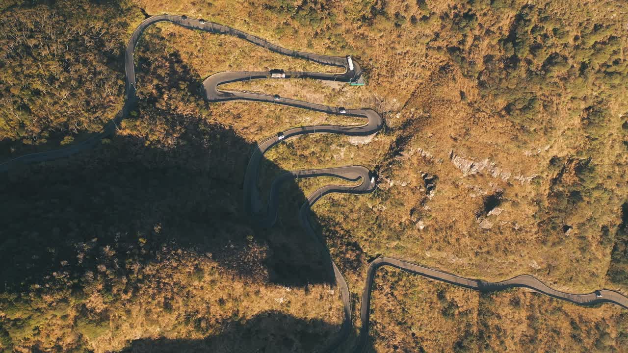 вид сверху вниз на горную дорогу в тропическом лесу, серра-ду-риу-ду-растру и горы санта-катарина на восходе солнца