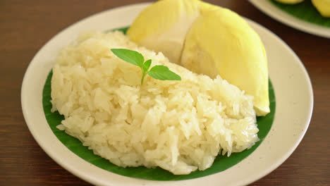 Durian-Con-Arroz-Pegajoso---Cáscara-Dulce-De-Durian-Con-Frijol-Amarillo,-Arroz-Durian-Maduro-Cocinado-Con-Leche-De-Coco---Postre-Tailandés-Asiático-Comida-De-Frutas-Tropicales-De-Verano-4