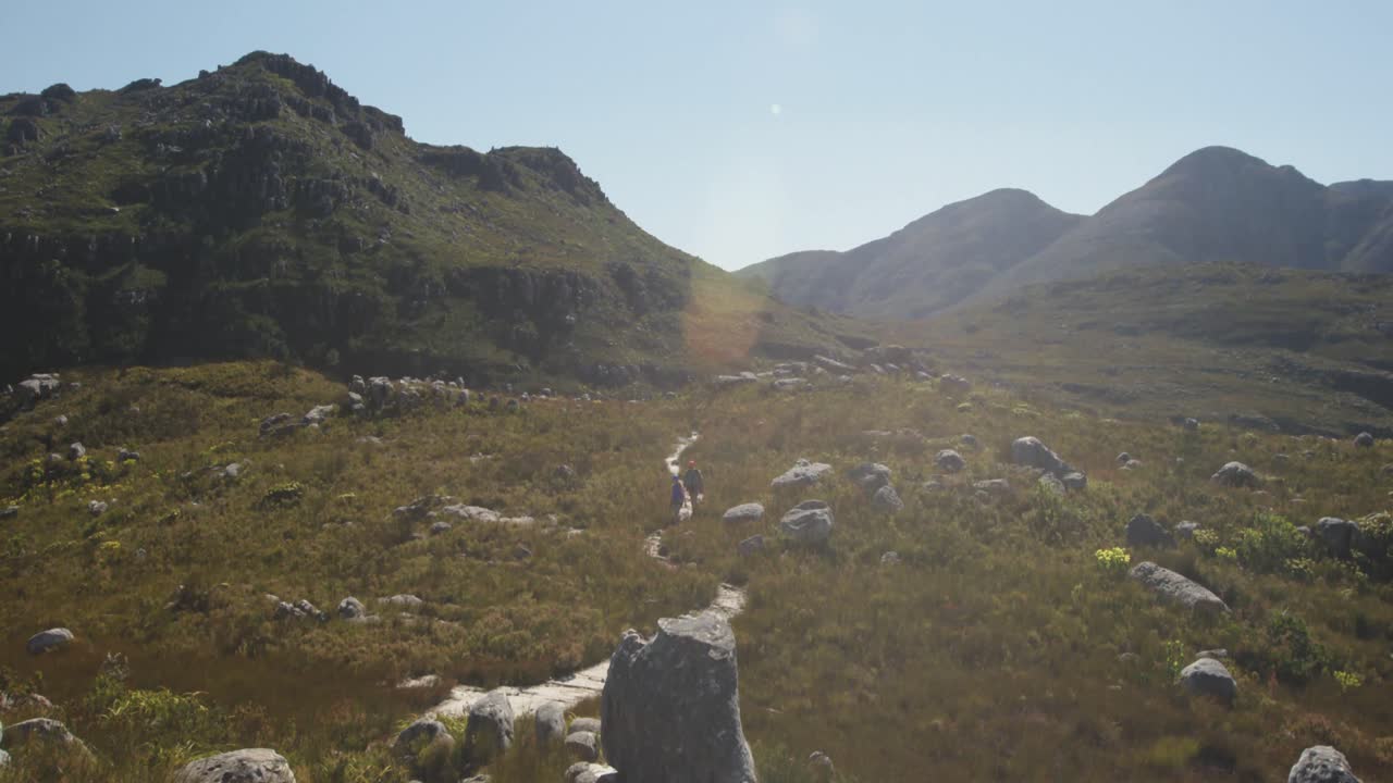 paisaje con montañas y rocas