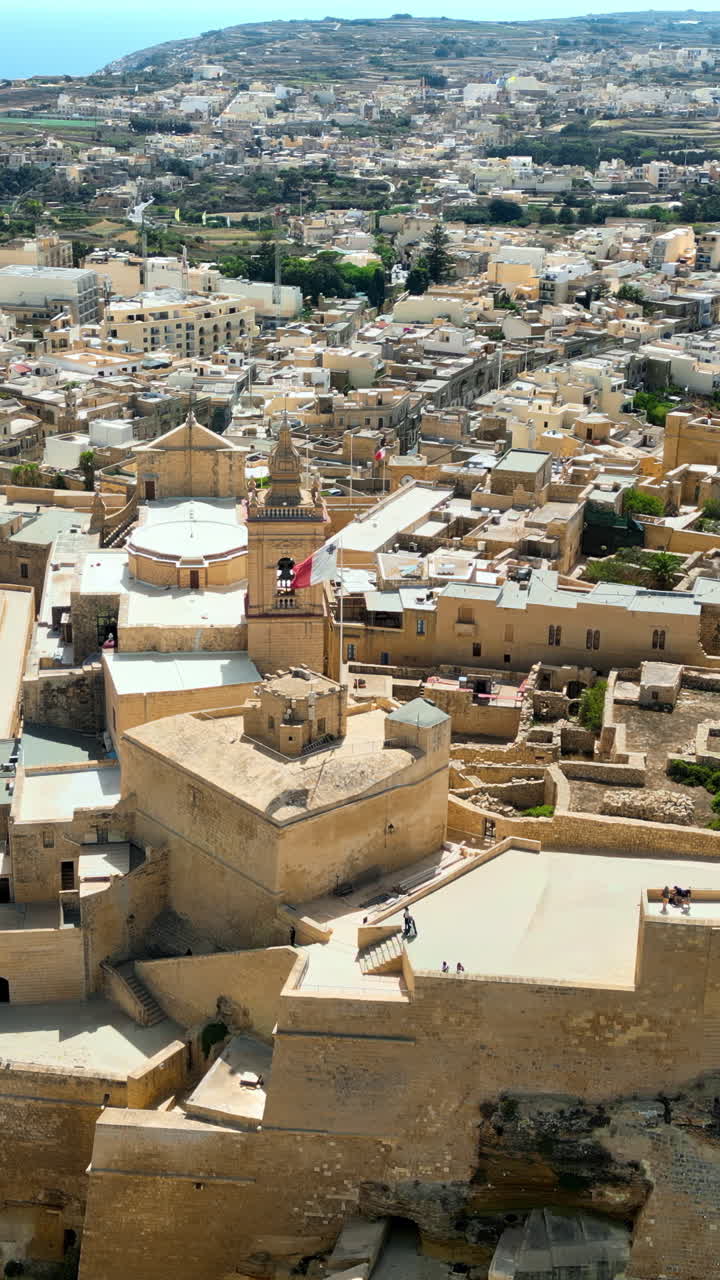 Vista aerea da drone dell'isola di Gozo a Malta, nel Mar Mediterraneo. Verticale verticale