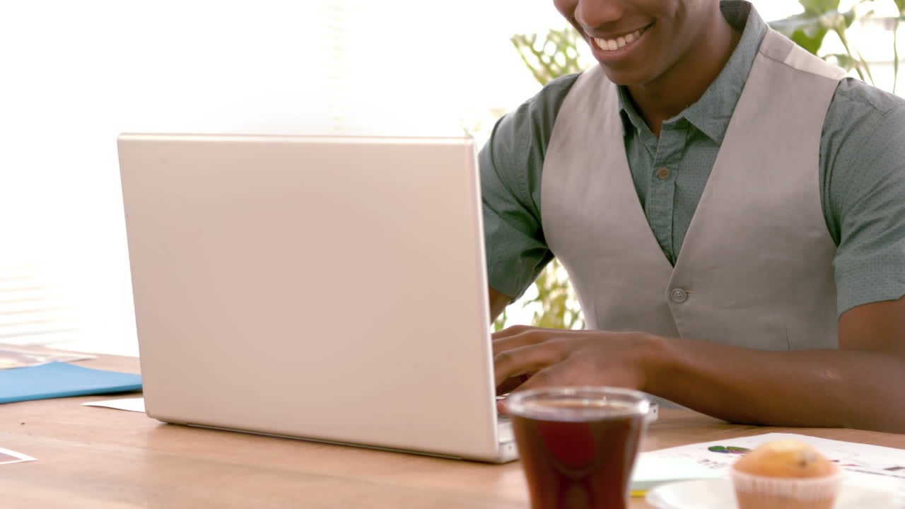 un empleado bien vestido en su portátil.
