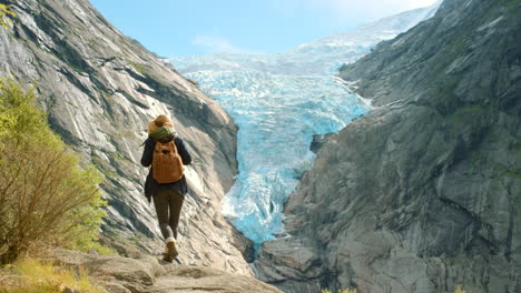 mujer caminando a un glaciar en noruega