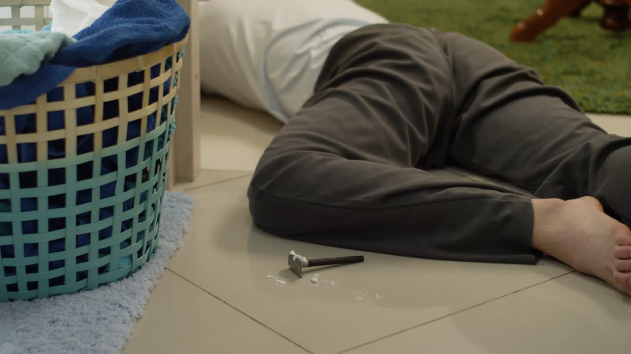 человек, лежащий на полу в ванной.