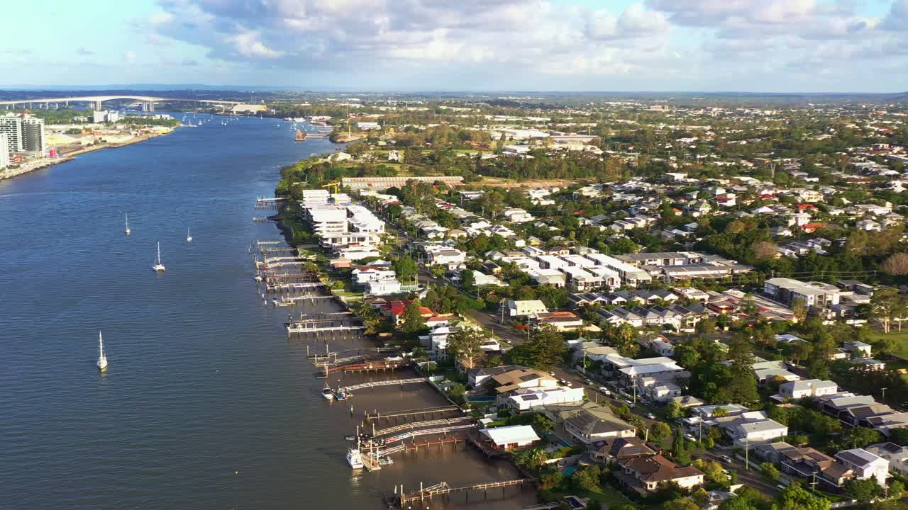 불림바 주거 지역, 슬립웨이와 제티가 있는 강변 주택, 물 위에 정박된 보트, 브리즈번, 퀸즐랜드, 호주