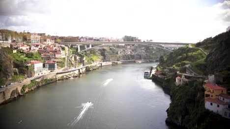 Stadtbild-Und-Fluss-Douro-In-Porto,-Ribeira-Luftaufnahme-Von-San-Luis-I-Birdge