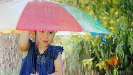 Lustiges-Mädchen-Versteckt-Sich-Unter-Einem-Regenschirm-Vor-Dem-Regen-Warmer-Sommerregen-Zeitlupe