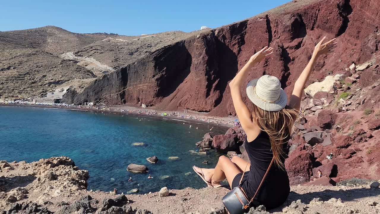 una chica de media velocidad saludando y sonriendo hacia la cámara