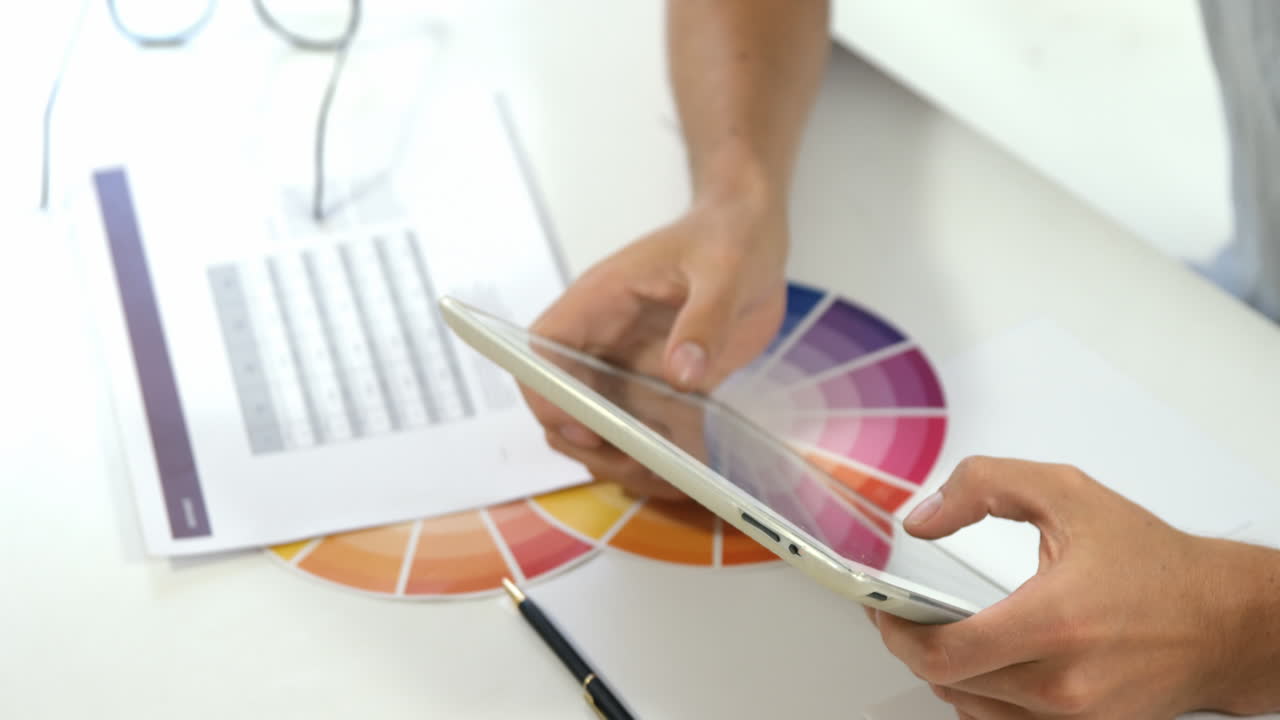 diseñador centrado en el trabajo en la tableta