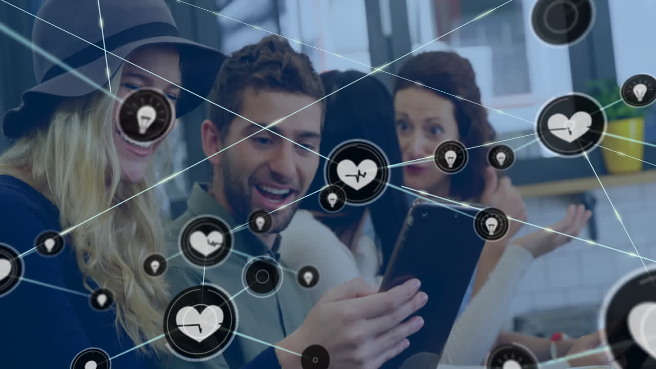 animación de la red de conexiones con iconos de corazón sobre diversas personas de negocios en la oficina