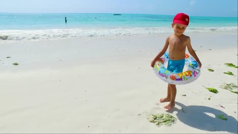 Un-Niño-Nada-Y-Juega-Con-Su-Boya-En-La-Playa-De-Jambiani-Zanzíbar