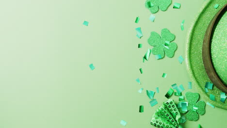 video de las hojas de trébol verde de san patricio y sombrero con espacio de copia en fondo verde