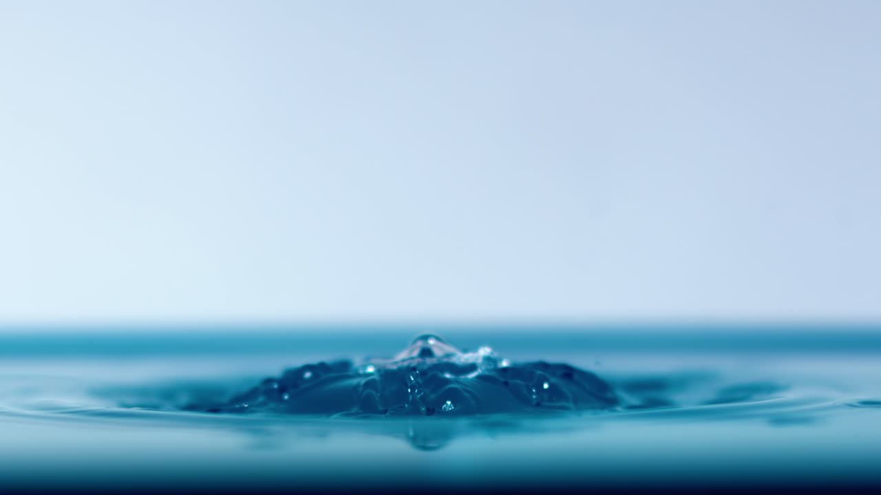 물방울이 슈퍼 슬로우 모션으로 떨어지는 클로즈업입니다.