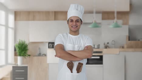 retrato de un feliz chef profesional indio