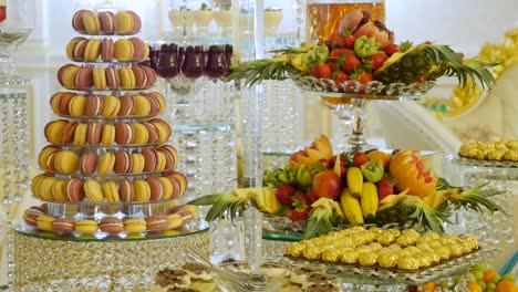 bar de dulces boda, buffet de dulces, deliciosa barra de dulces en una boda