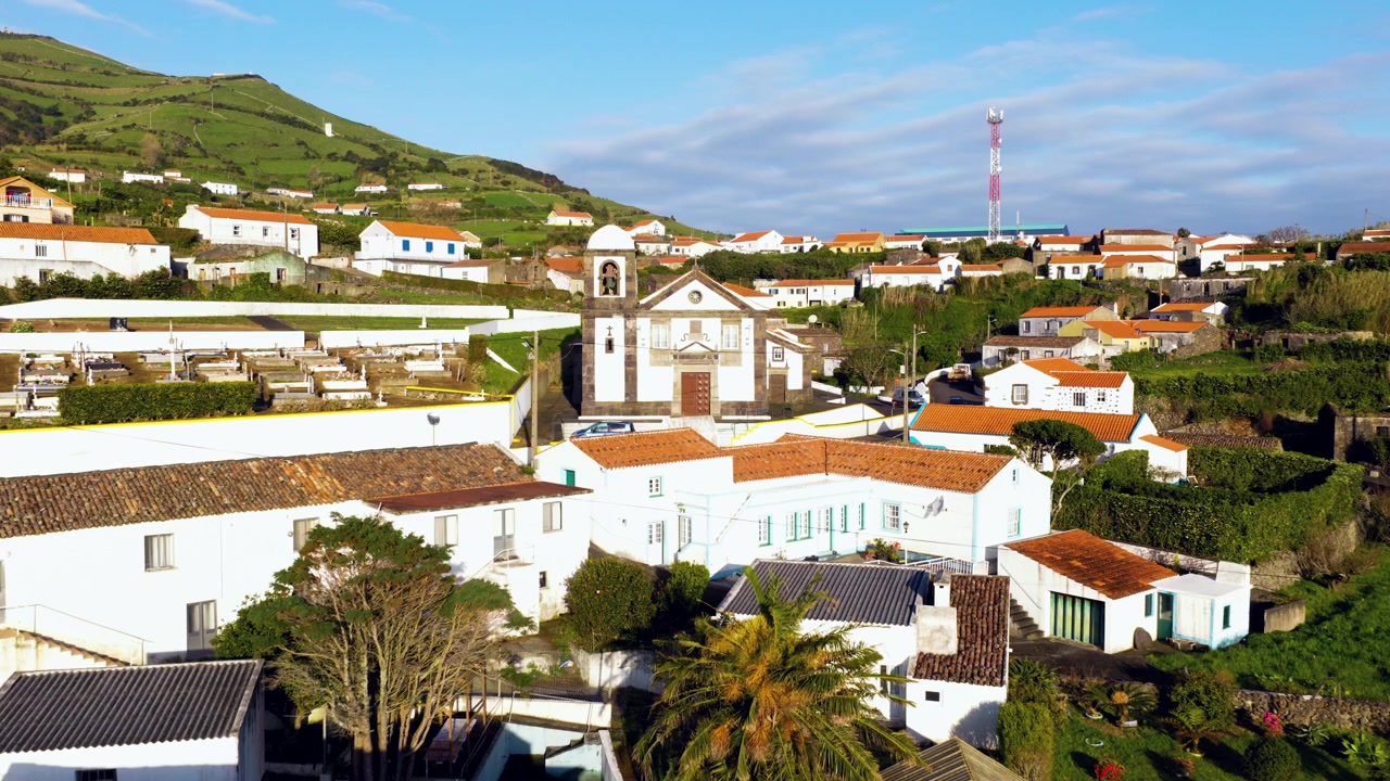 Ponta Delgada, piccolo villaggio costiero sulla punta settentrionale dell'isola di Flores nelle Azzorre, Portogallo. Ripresa aerea con drone.