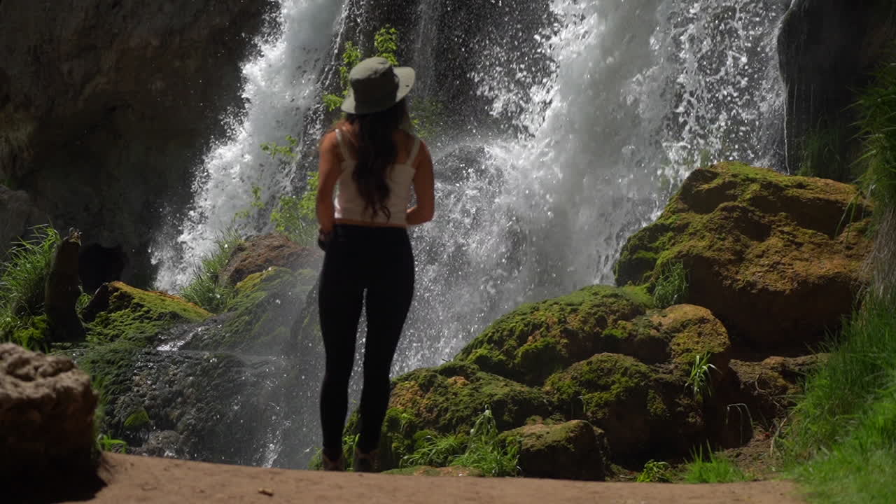 폭포 슬로우 모션에서 젊은 여자
