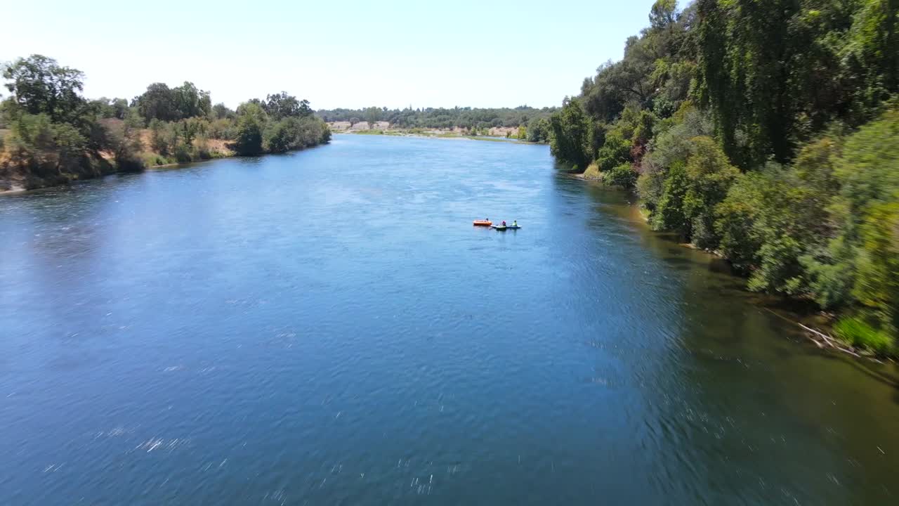 una excelente toma aérea de personas que viajan en embarcaciones personales inflables en el río americano en sacramento california