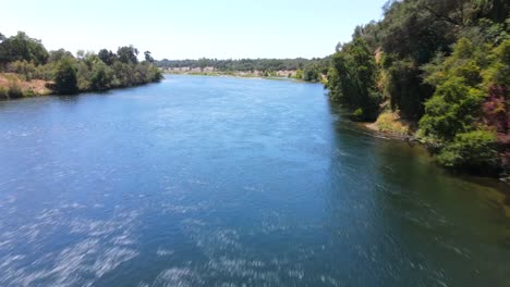 Una-Excelente-Toma-Aérea-De-Personas-Que-Viajan-En-Embarcaciones-Personales-Inflables-En-El-American-Río-En-Sacramento,-California