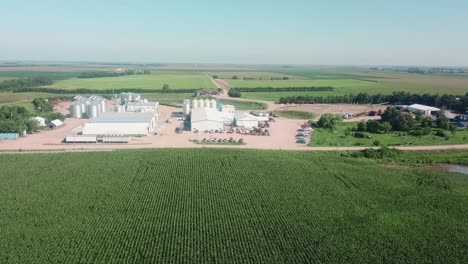 vista aérea de los contenedores de almacenamiento y almacenes de una agroindustria de semillas de cobertura en los ee. uu., pero exporta semillas a todo el mundo