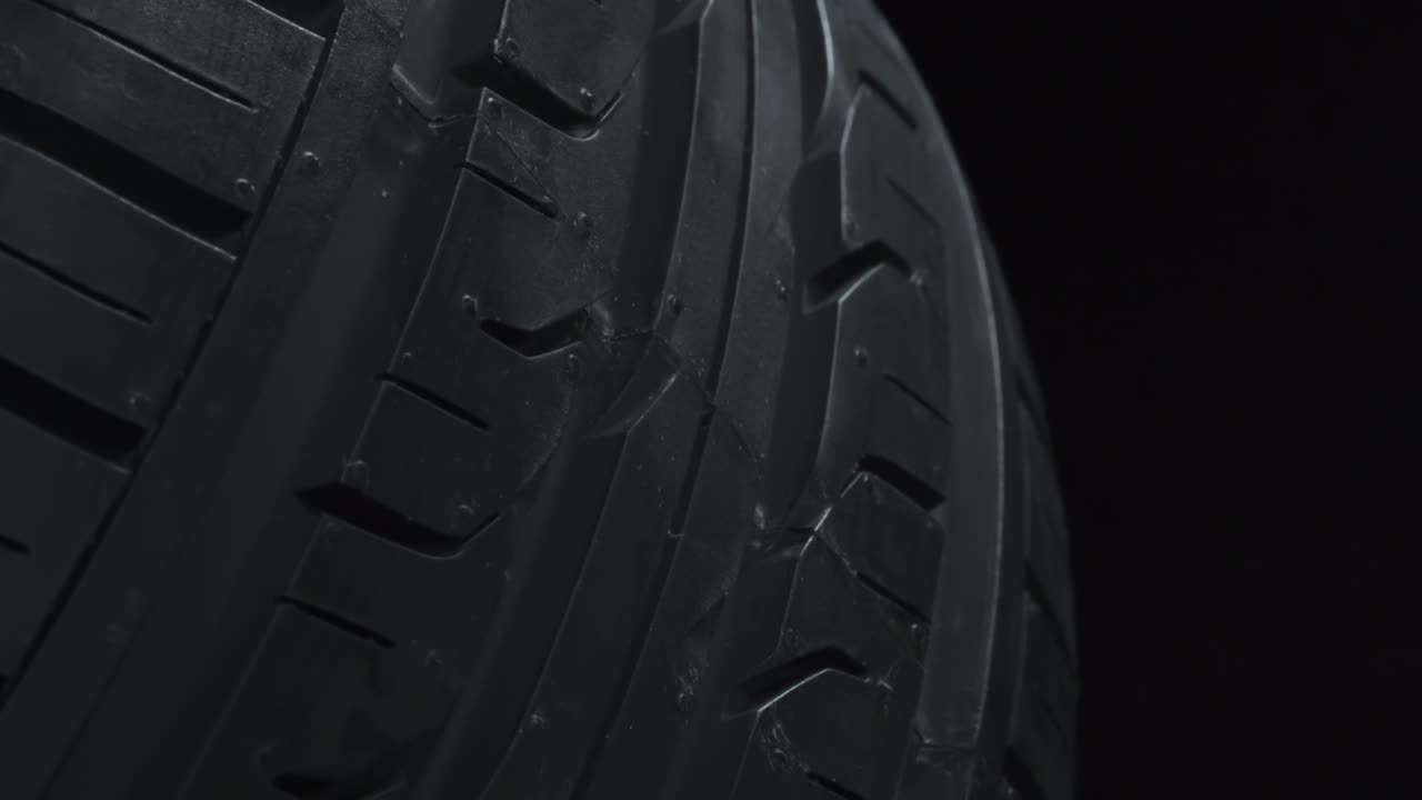 bajo la rueda del coche que gira